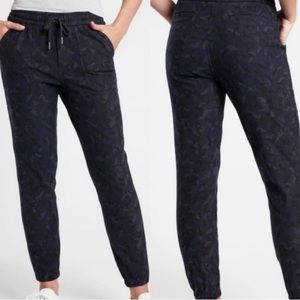 Athleta printed farallon jogger stratum Camo. Dark blues. Great condition size 4